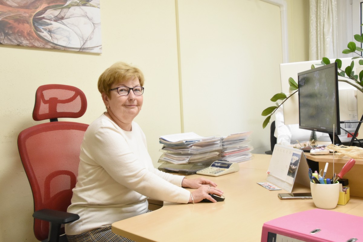 Kornseé Gabriella ügyvezető az íróasztalánál